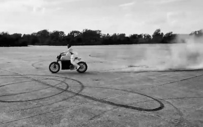 Ο Lewis Hamilton κάνει «κόλπα» πάνω σε ηλεκτρική μηχανή [Video]