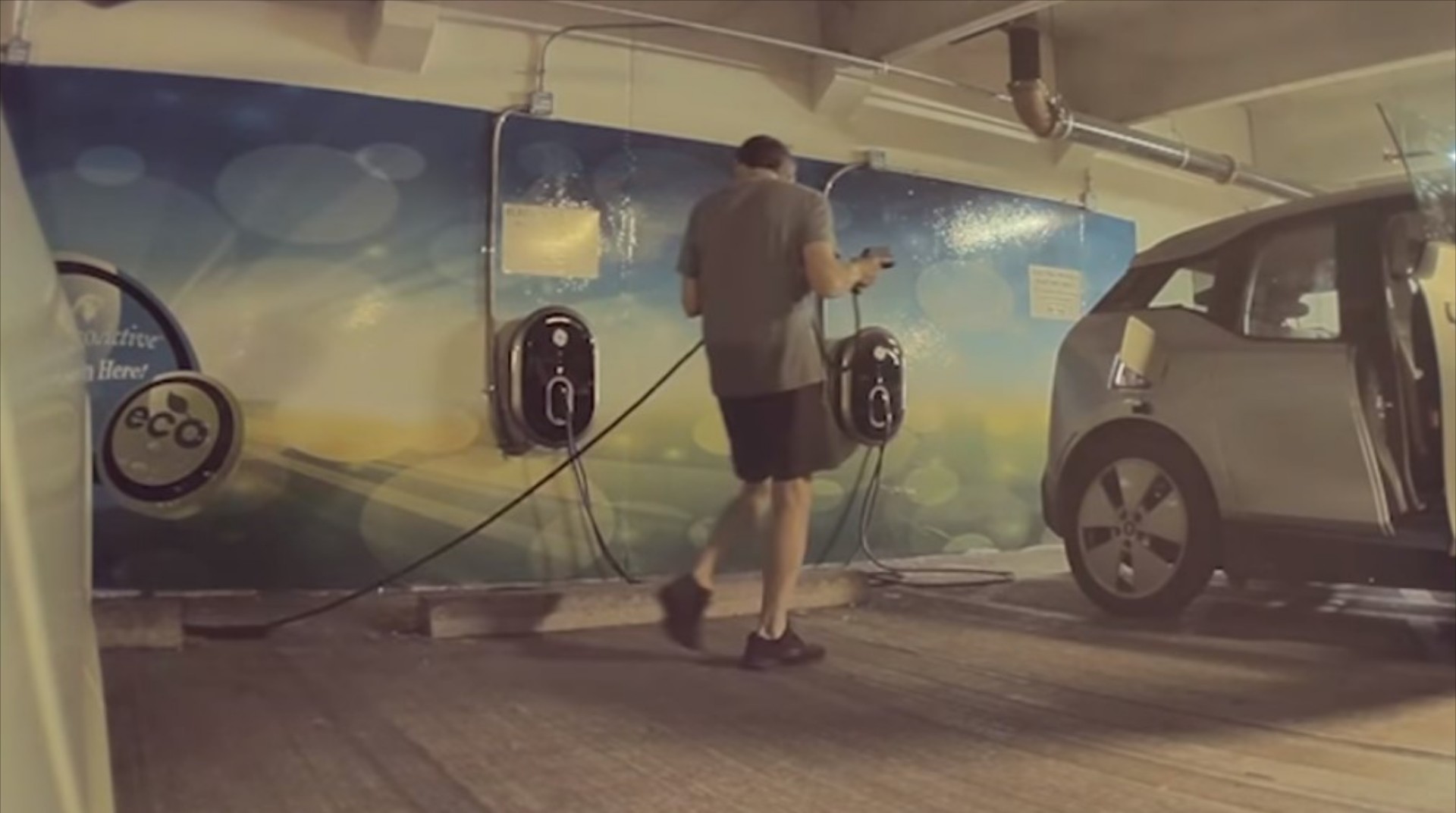 Ιδιοκτήτης BMW i3 έβγαλε το καλώδιο από Tesla για να φορτίσει το δικό του (video)
