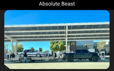 Επικό παρκάρισμα: Pick-up με τρέιλερ «κλείνει» 7 θέσεις φόρτισης!