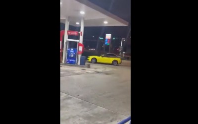 Γυναίκα οδηγός ντριφτάρει μέσα σε βενζινάδικο [Video]