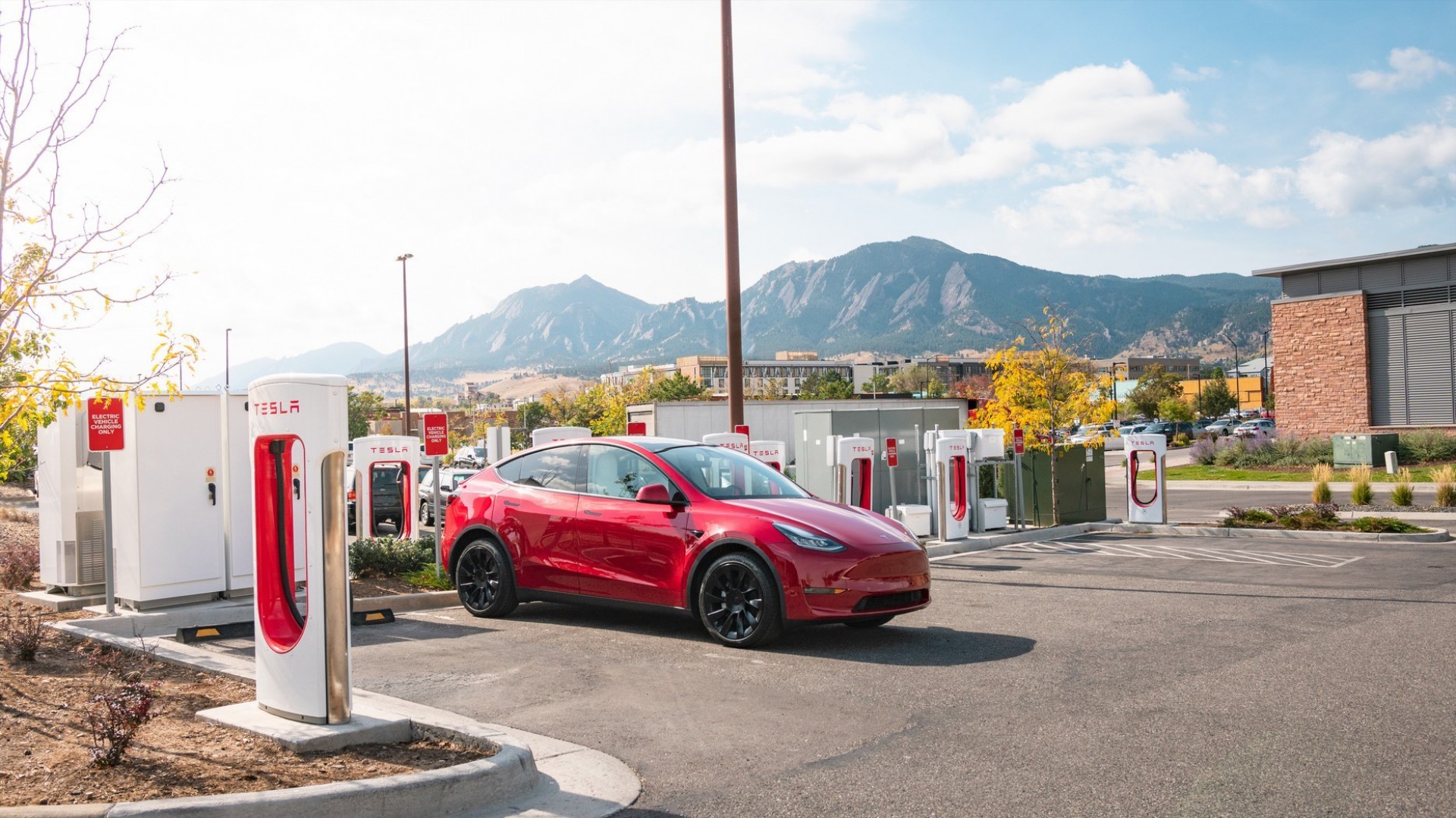 Ανοίγουν για όλους οι φορτιστές της Tesla