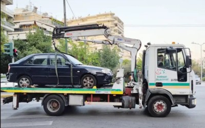 Ο Δήμος Αθηναίων μάζεψε 3.862 εγκαταλελειμμένα αυτοκίνητα