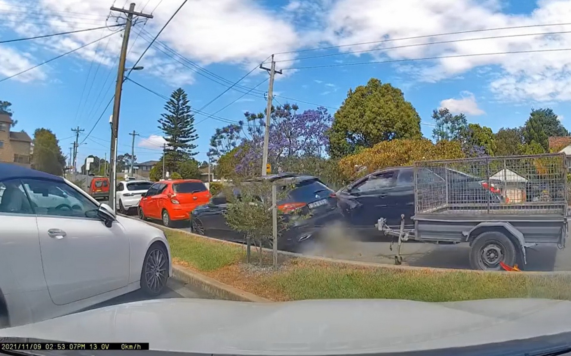 Δείτε πως ένα Toyota Camry έπεσε πάνω σε 3 παρκαρισμένα αυτοκίνητα [Video]