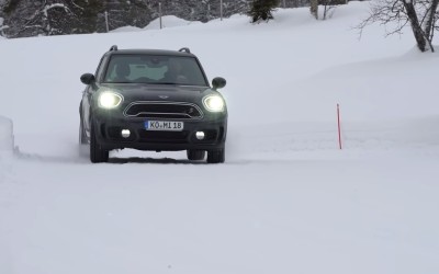Ποιο είναι καλύτερο στο χιόνι; Προσθιοκίνητο με χειμερινά ελαστικά ή τετρακίνητο με all season; (video)