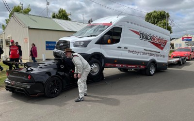 Ολοκαίνουρια Lotus βρέθηκε κάτω από τις ρόδες ενός Ford Transit