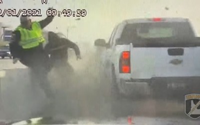 Τρομακτικό πλάνο: Δύο pick-up παίρνουν «παραμάζωμα» σταματημένο περιπολικό και ΙΧ [Video]