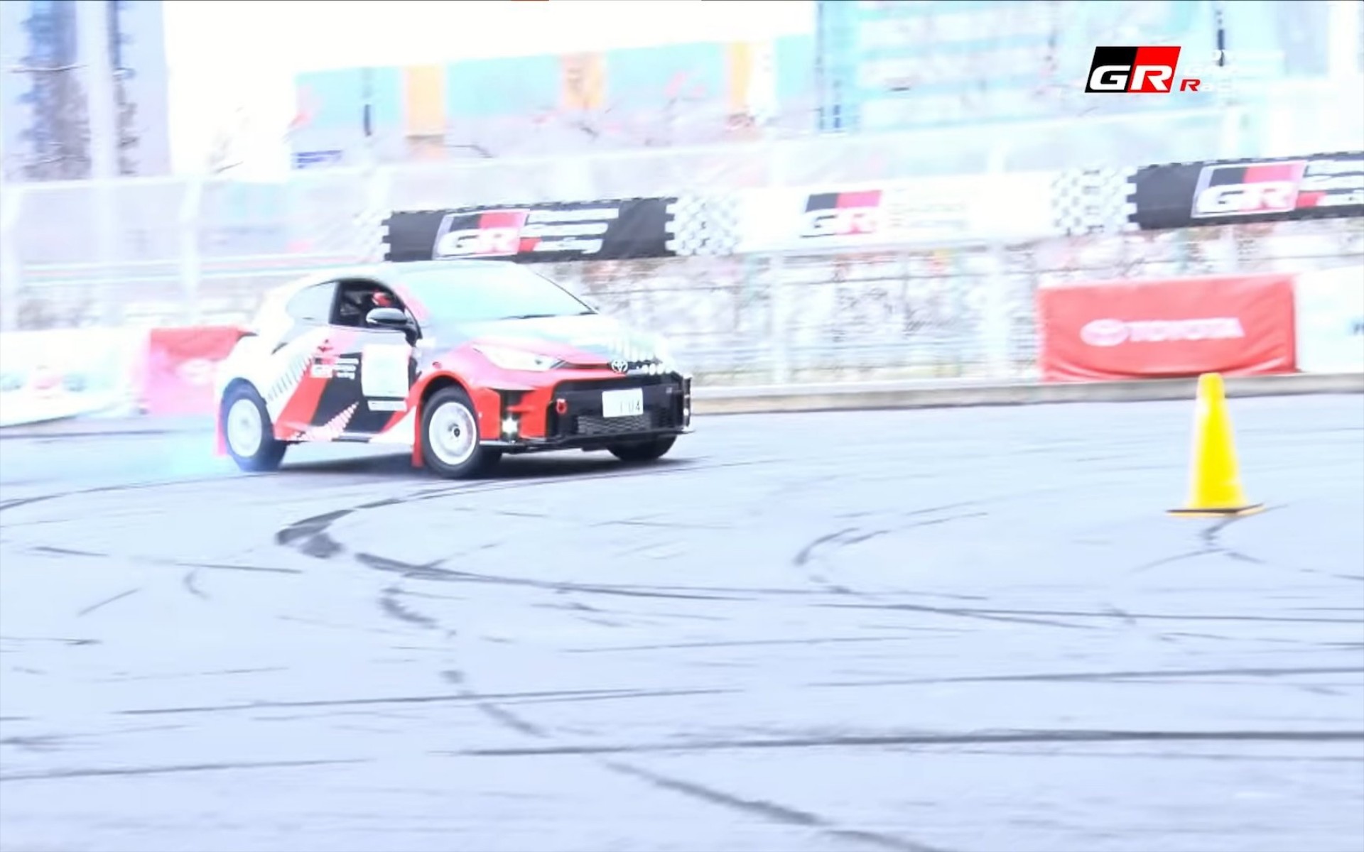 Ο Πρόεδρος της Toyota κάνει drift με ένα GR Yaris! (video) 