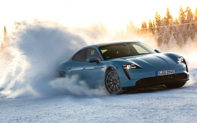 Δείτε την Porsche Taycan να χορεύει στον πάγο [video]