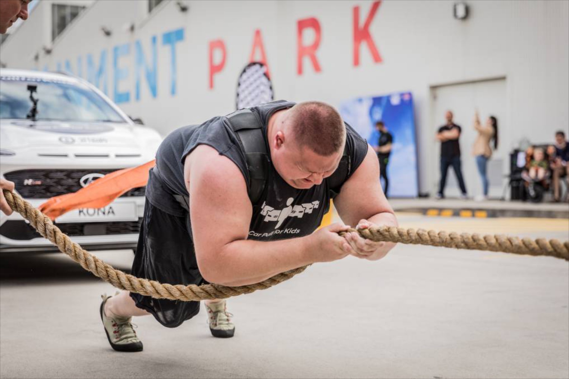 Απίστευτο: Ένας άνθρωπος έσυρε με τα χέρια 16 αυτοκίνητα της Hyundai [video]