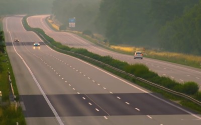 Δείτε αυτόν τον οδηγό να πιάνει τα 414 km/h σε δημόσιο δρόμο [video]