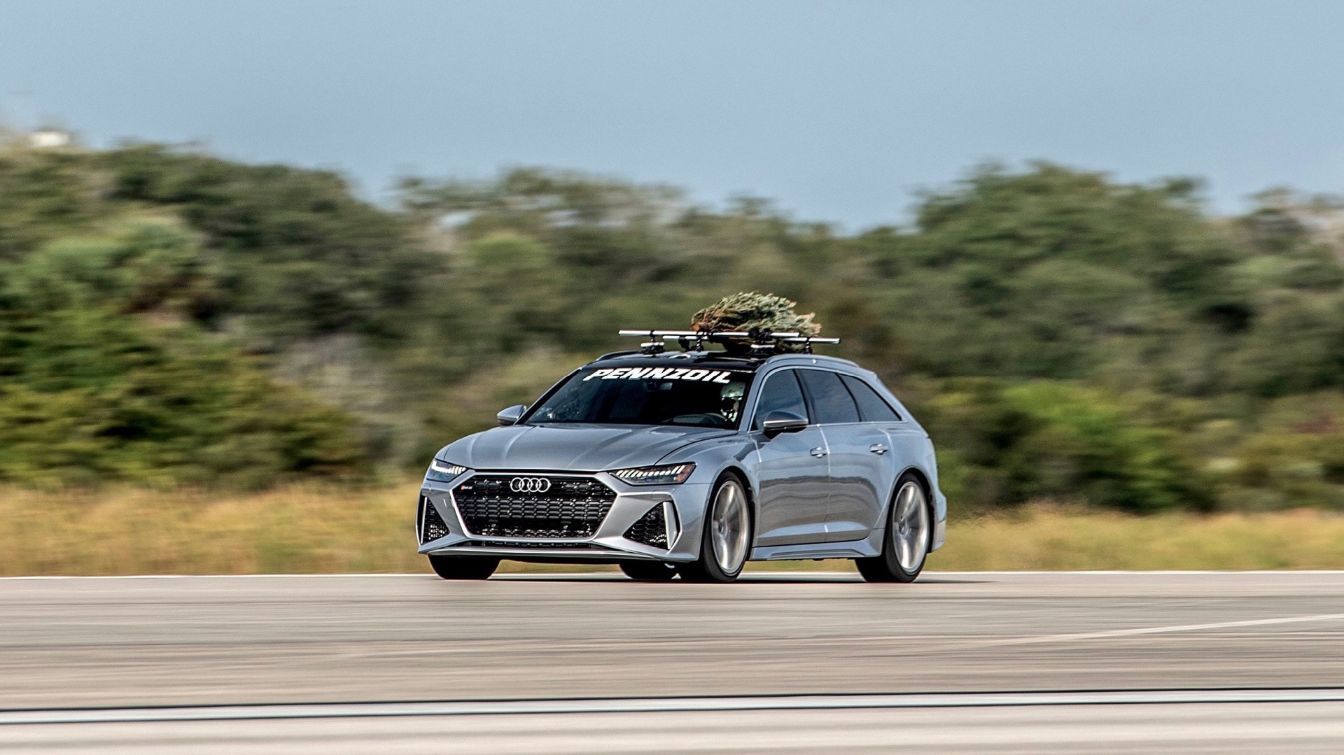 Video: Έπιασε 294 km/h με χριστουγεννιάτικο δέντρο στην οροφή!