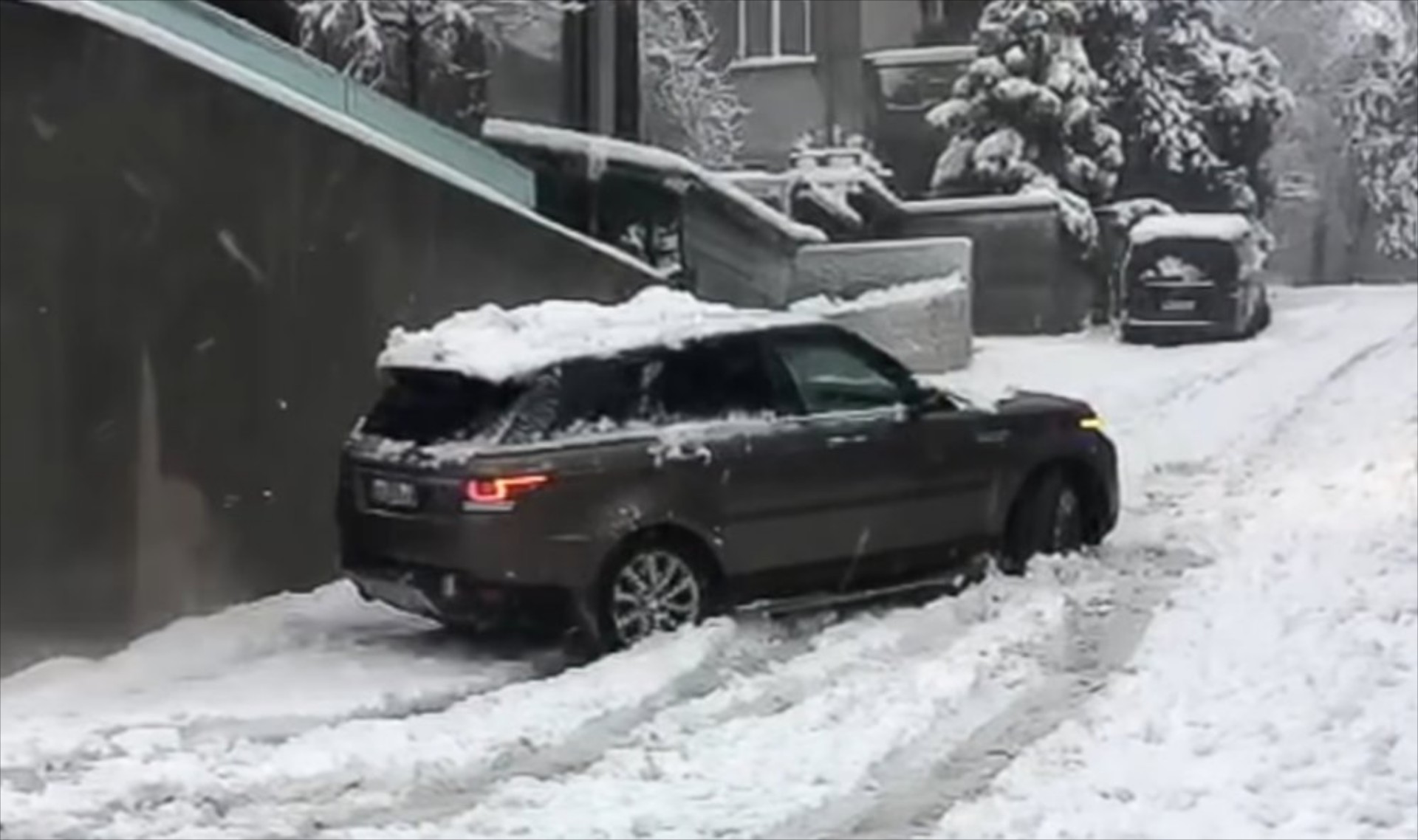 Range Rover με χιονολάστιχα κόλλησε στο χιόνι! [video]
