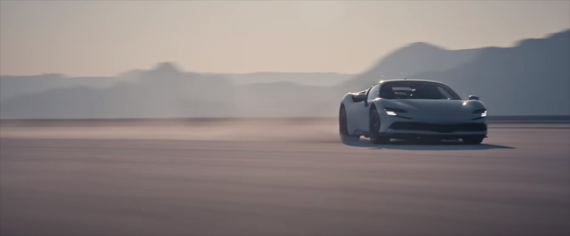 Ferrari SF90: Drift και 300 km/h πάνω σε αλάτι! [video]