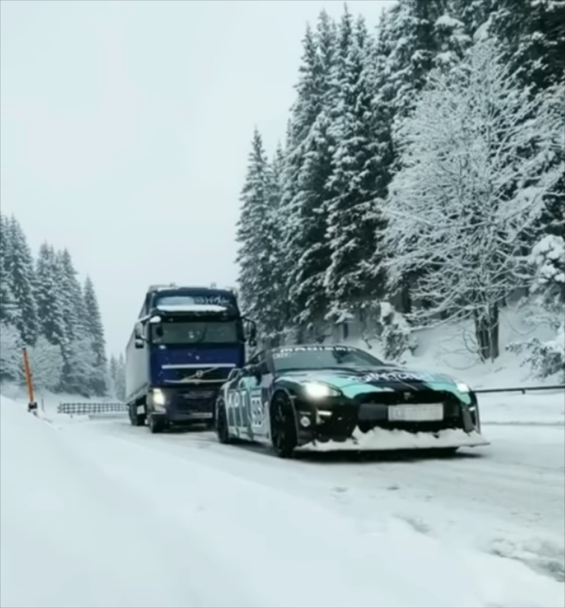Nissan GT-R ρυμουλκεί νταλίκα στα χιόνια [video]