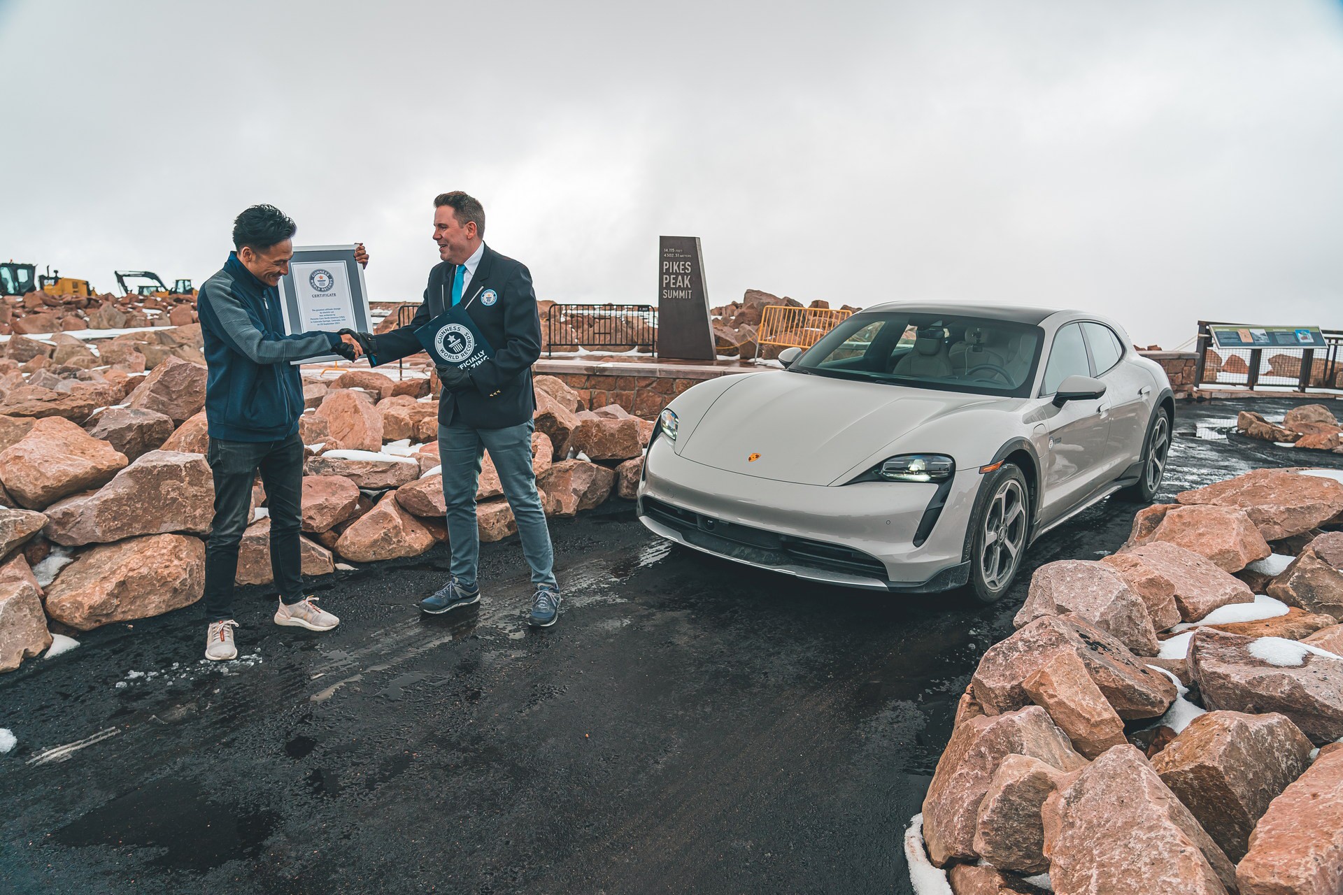 Ποιο παράξενο ρεκόρ πέτυχε η Porsche Taycan Cross Turismo; [Video]