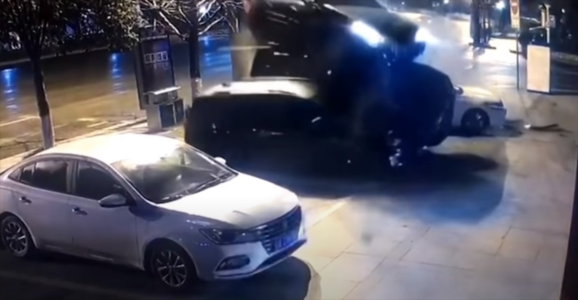 Έχετε δει ποτέ αυτοκίνητο να παρκάρει με άλμα! [video]