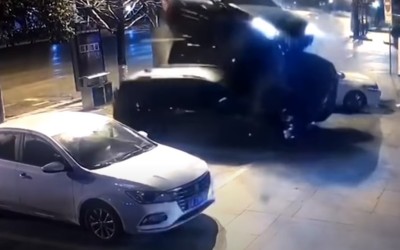 Έχετε δει ποτέ αυτοκίνητο να παρκάρει με άλμα! [video]