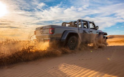 Το Jeep Gladiator δεν κολλάει ούτε στην έρημο με 50 βαθμούς [video]