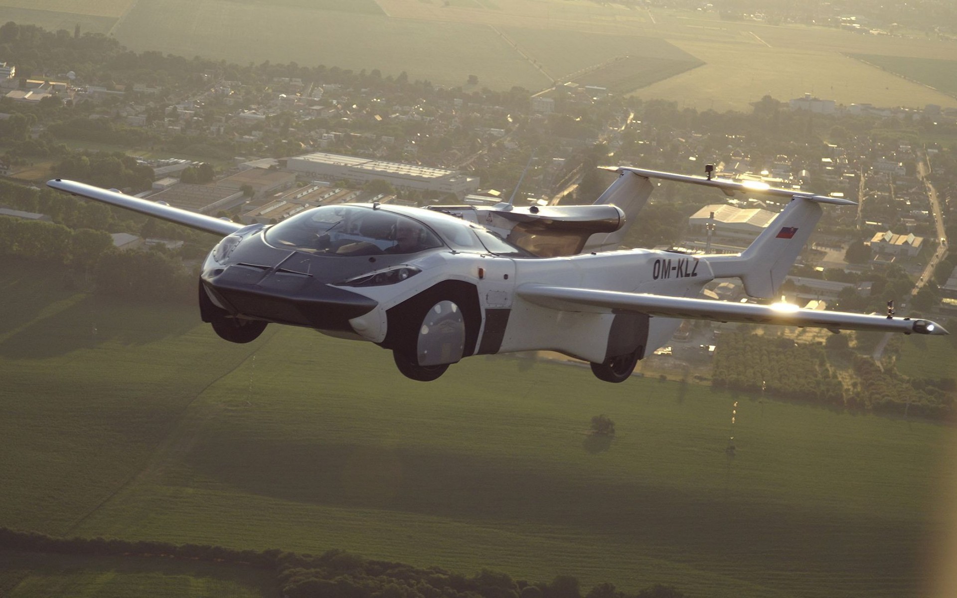 To ιπτάμενο αυτοκίνητο AirCar πήρε έγκριση για πτήσεις