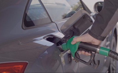 Τιμές καυσίμων: Χρυσός η βενζίνη – Πόσο κοστίζει ένα διήμερο