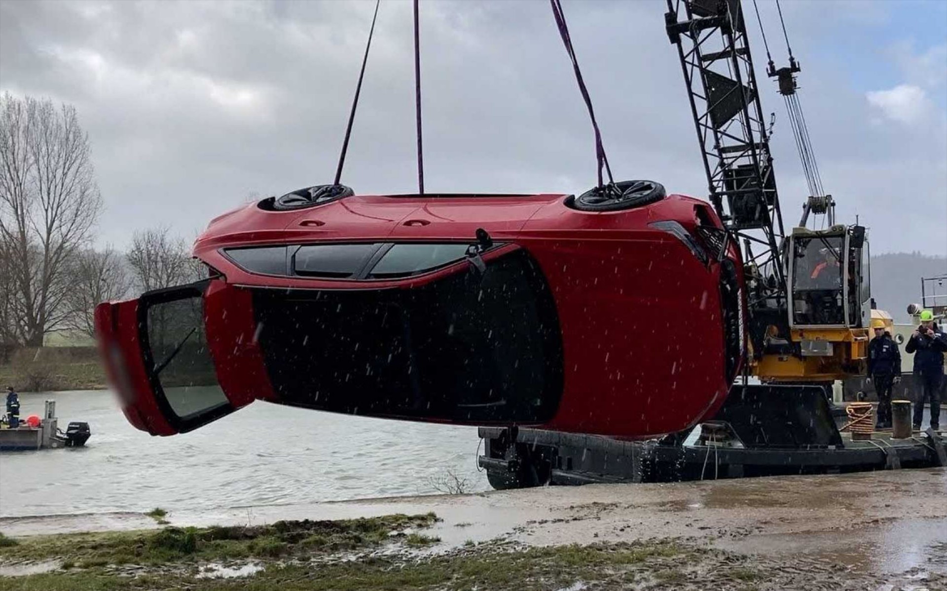 Ένα καινούργιο Audi RS6 έκανε… βουτιά σε ποτάμι (video)