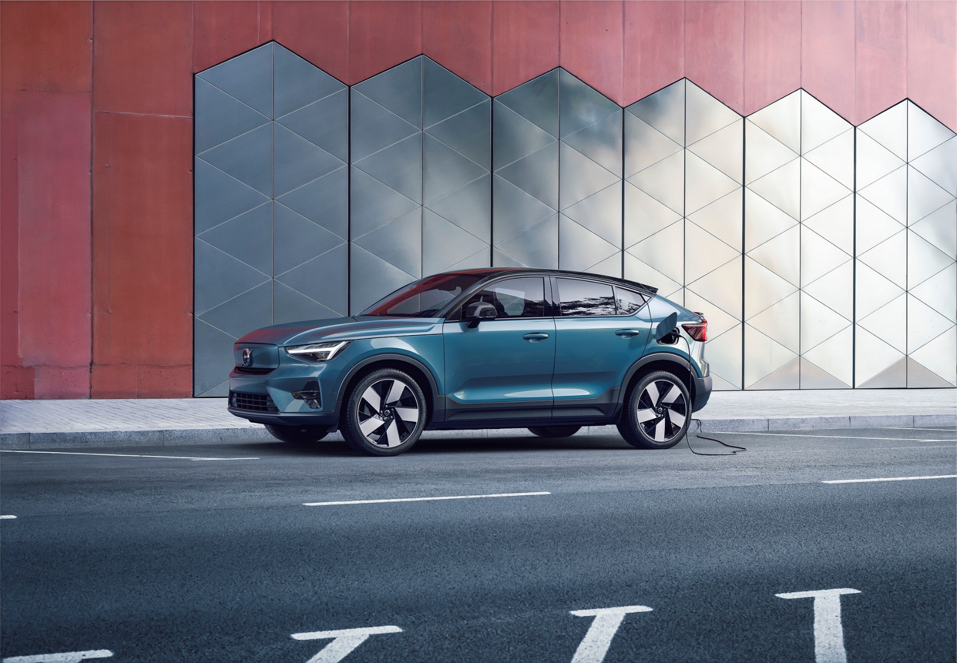 Volvo: Σαρώνουν σε πωλήσεις στην Ελλάδα τα μοντέλα Recharge