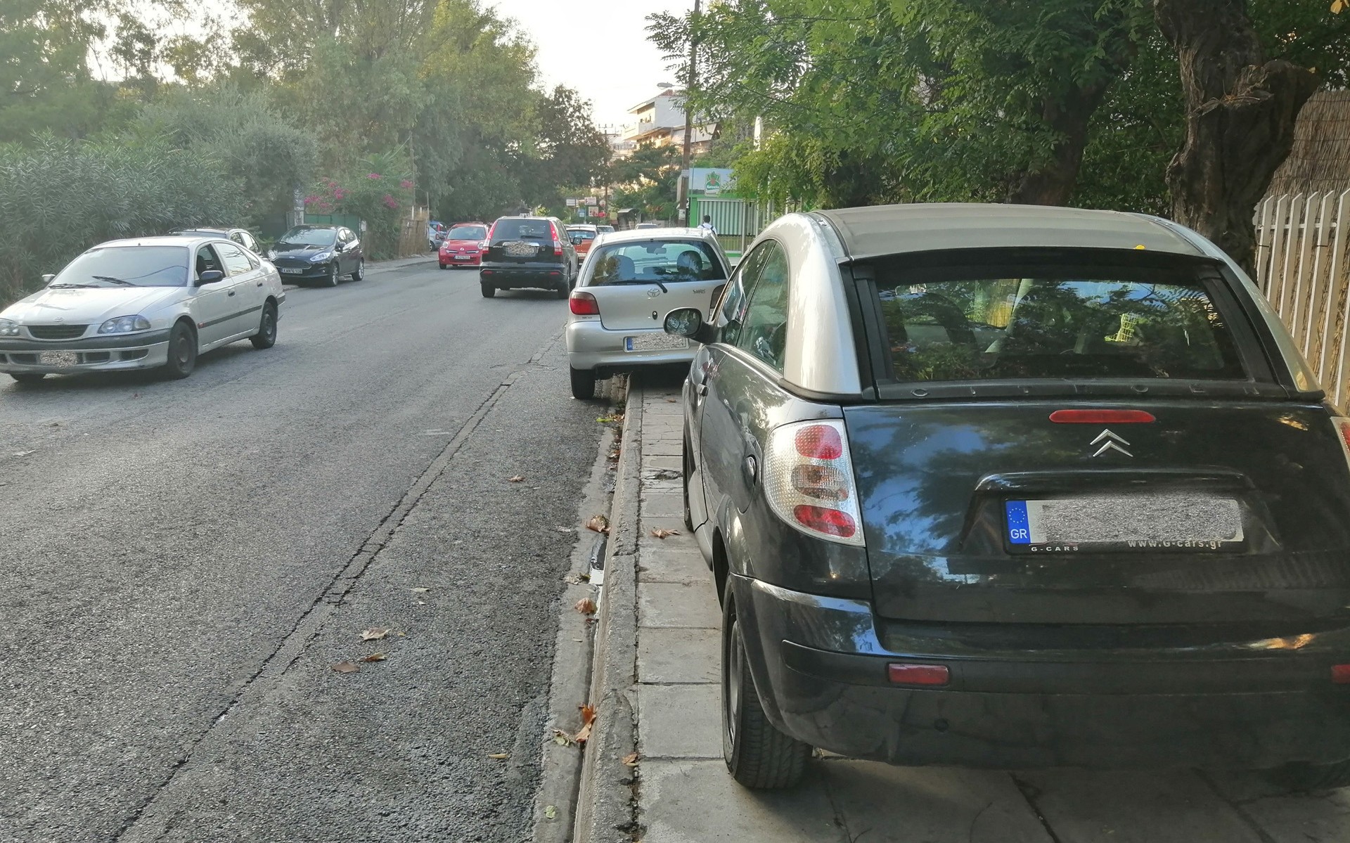 Πόσα μέτρα μακριά πρέπει να παρκάρω από γωνία ή στάση λεωφορείου; Τι λέει ο νόμος