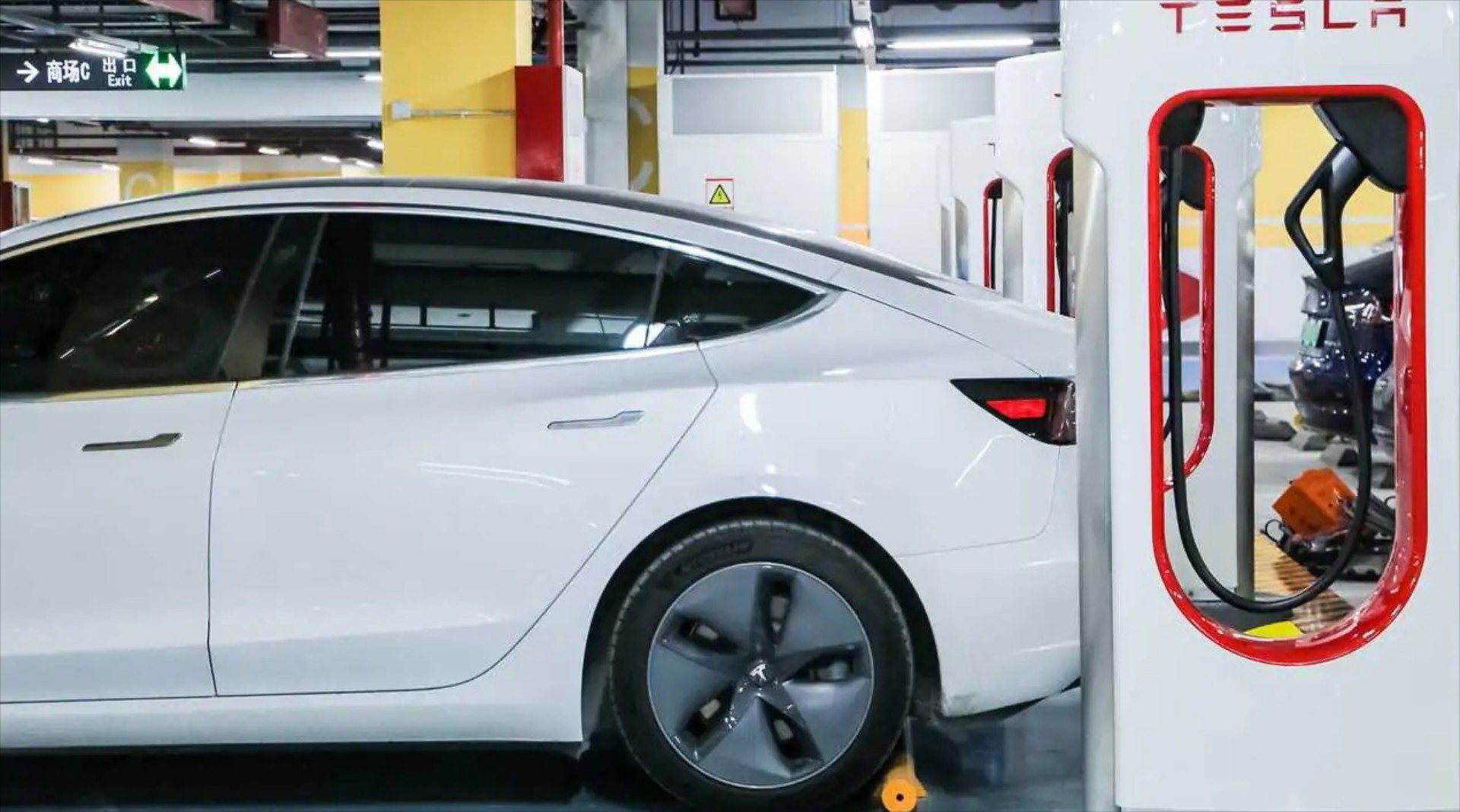 Πήγε να φορτίσει το Tesla και τον χρέωσαν 560.000 ευρώ 