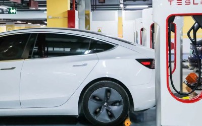 Πήγε να φορτίσει το Tesla και τον χρέωσαν 560.000 ευρώ