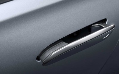 H Mercedes μεταμορφώνει τα χερούλια της πόρτας σε οθόνες! 