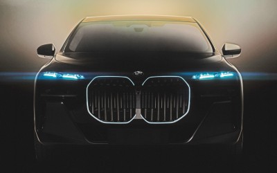 Οι πίσω επιβάτες της BMW i7 θα μπορούν να δουν -κυριολεκτικά- σινεμά!