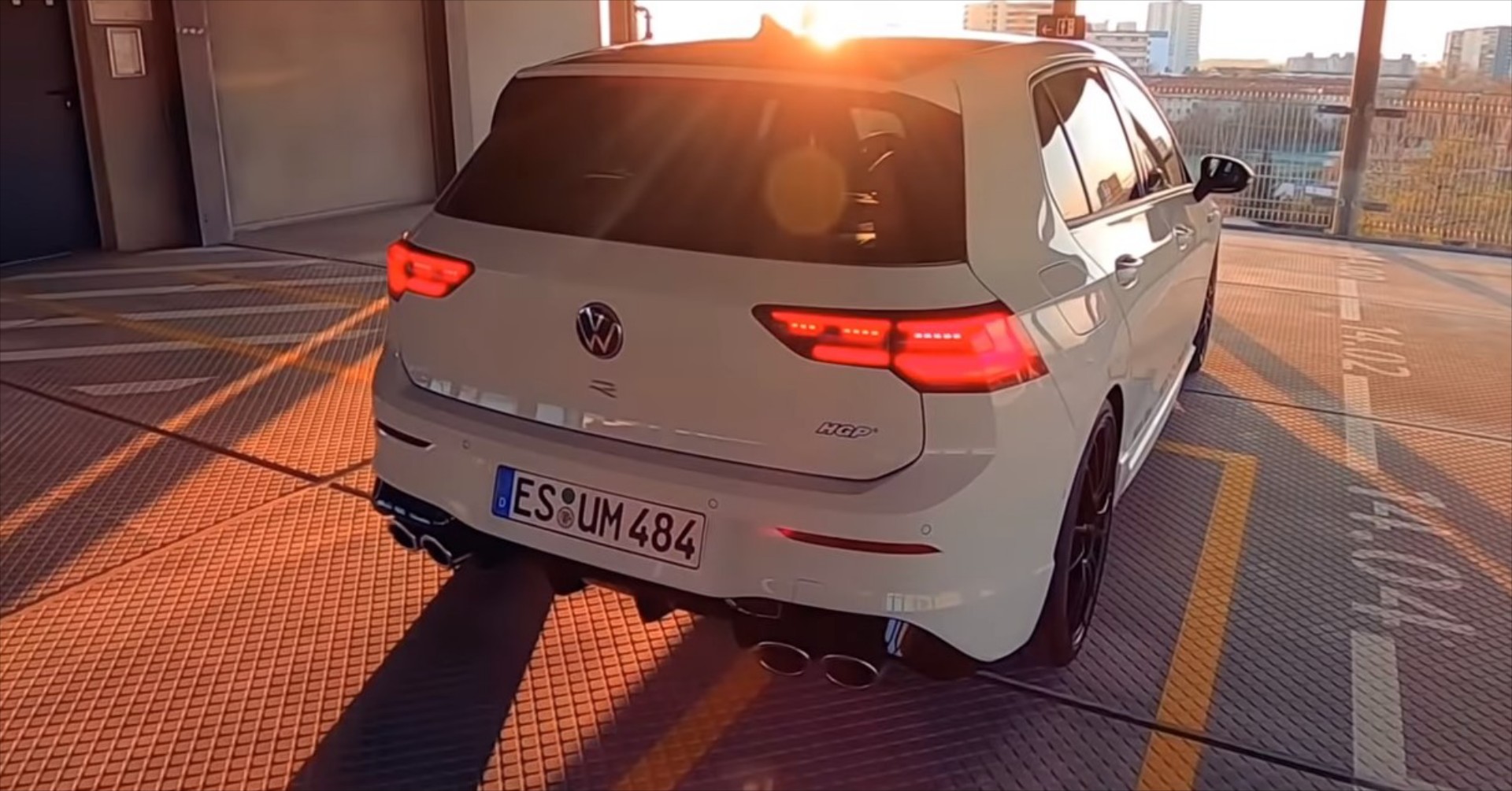 Αυτό το VW Golf πιάνει τα 325 km/h στην εθνική οδό [video]