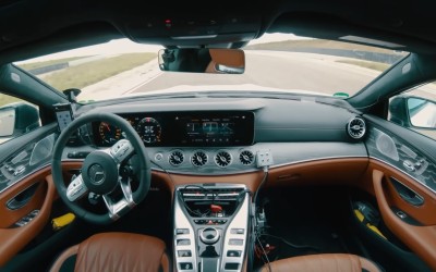 Μία Mercedes-AMG γυρνάει στην πίστα τέρμα γκάζι, χωρίς οδηγό [video]