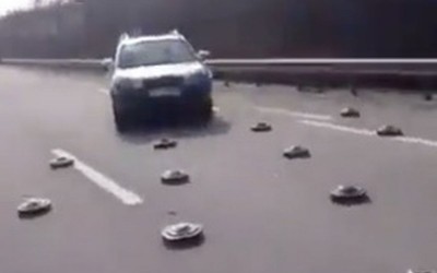 Ουκρανία: Οδηγοί κάνουν σλάλομ ανάμεσα σε νάρκες [video]