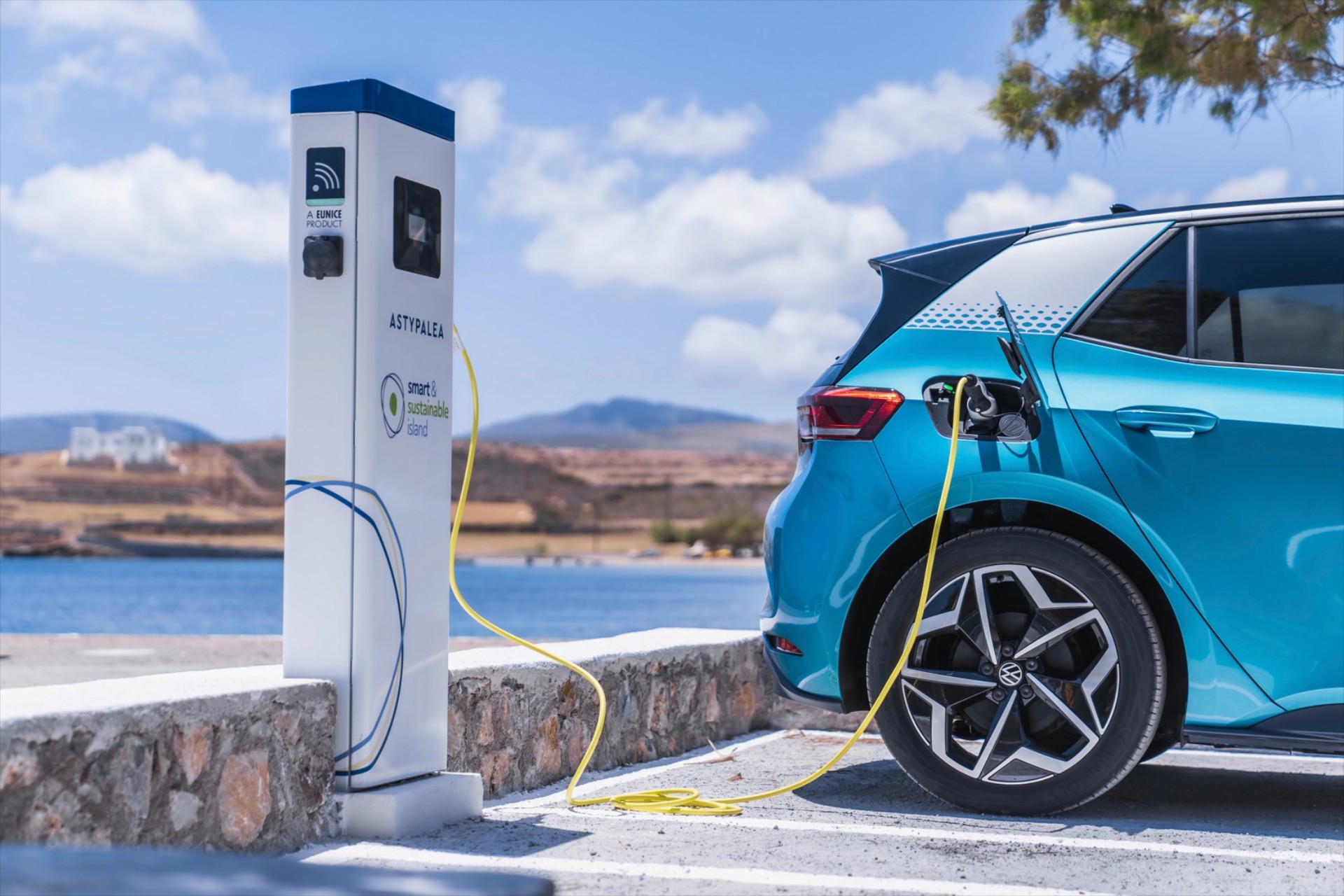 Η Volkswagen μαζεύει τα παρατημένα οχήματα της Αστυπάλαιας [video]