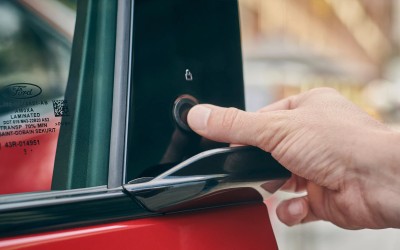 H Ford Mustang Mach-E δεν έχει καμία χειρολαβή. Πώς μπαίνεις μέσα; [video]