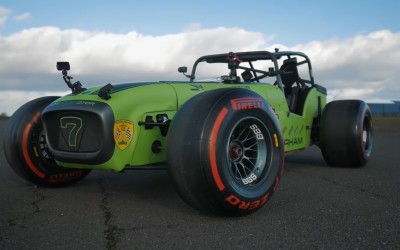 Έβαλαν τροχούς μονοθεσίου της F1 σε αυτοκίνητο δρόμου [video]