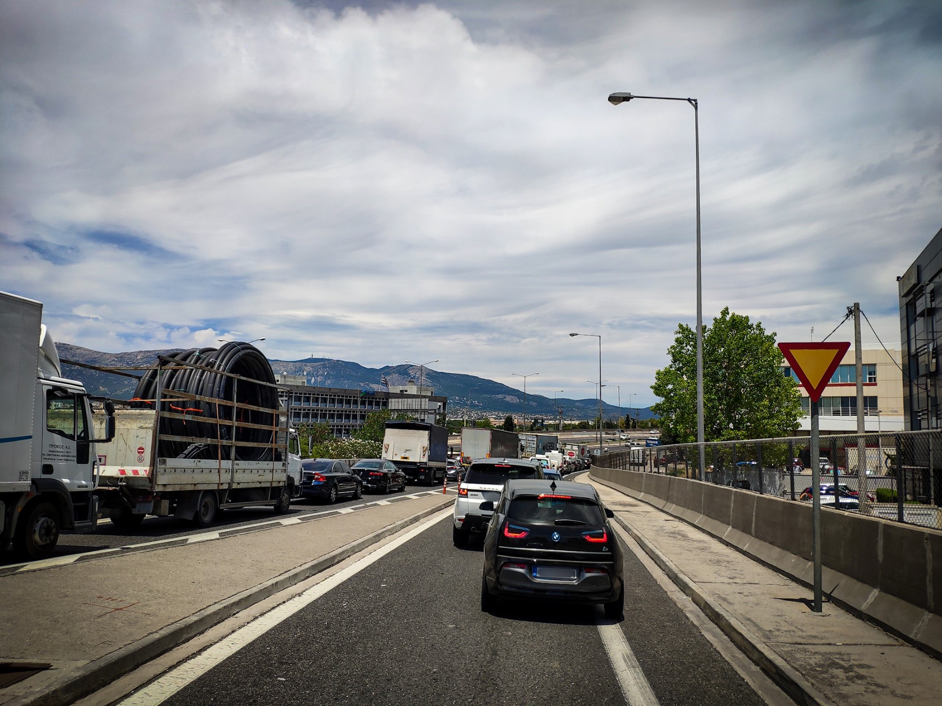 Έρευνα: Πόσες ώρες χάνουμε κολλημένοι στην κίνηση;