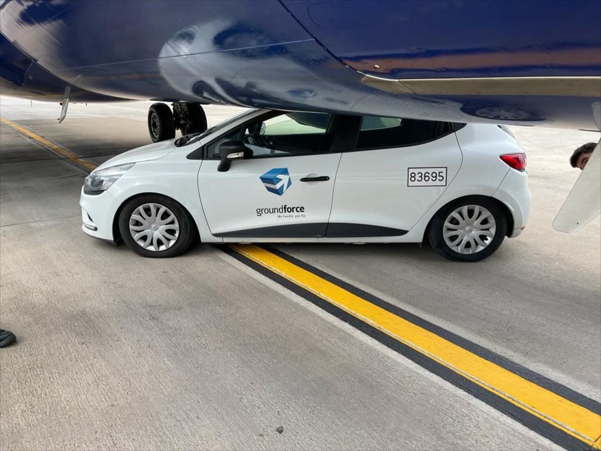 Renault Clio τρακάρει με αεροπλάνο. Και τώρα ποιος πληρώνει;