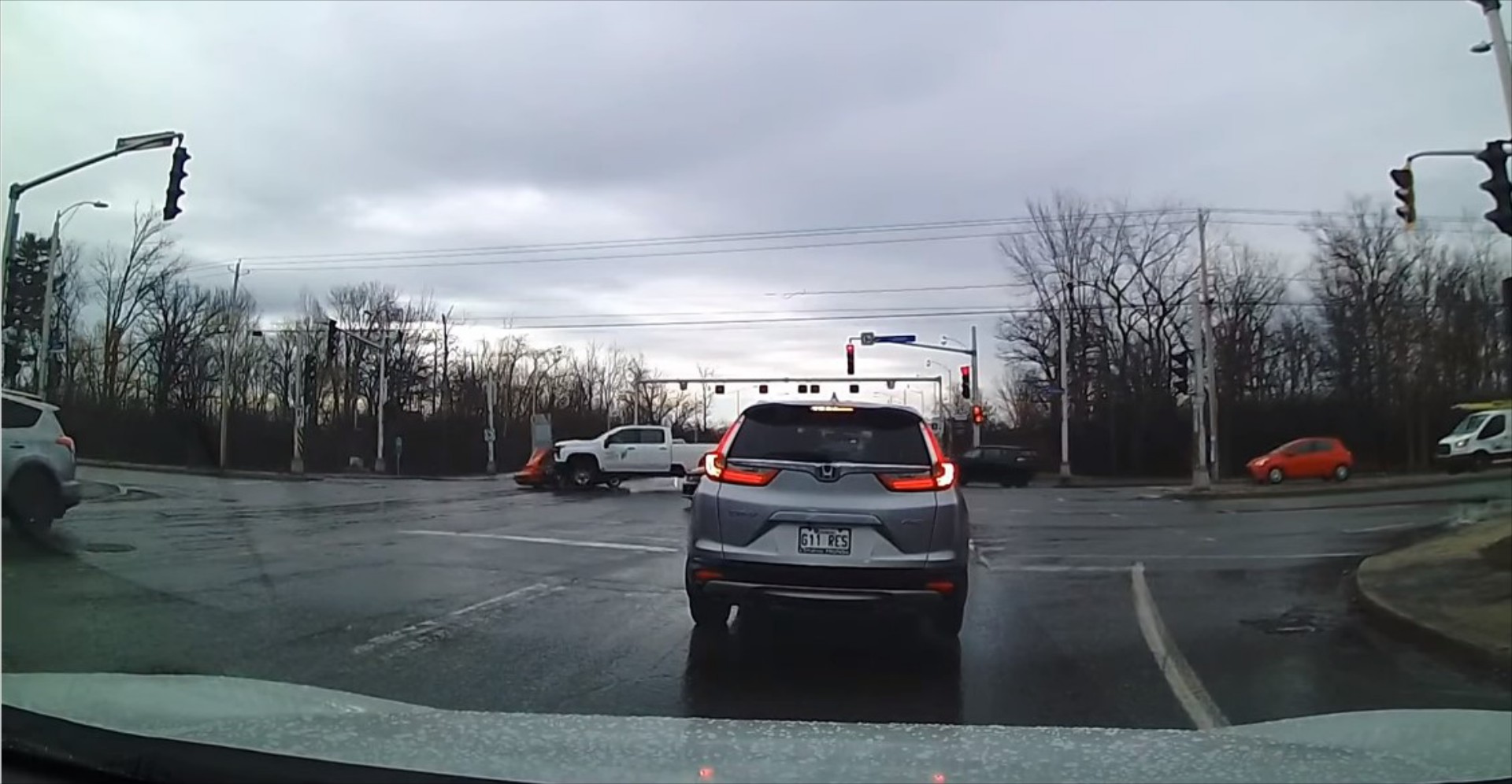 Ferrari πέρασε με κόκκινο – Την ισοπέδωσε θηριώδες pick-up [video]