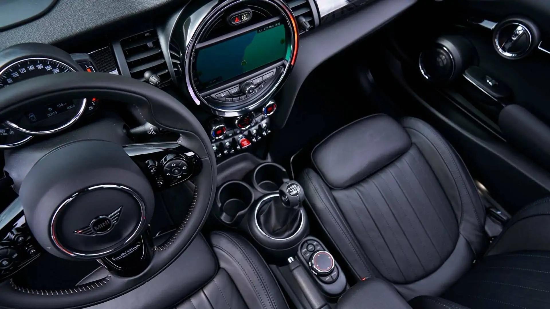 MINI: Στοπ σε όλα τα αυτοκίνητα με μηχανικό κιβώτιο