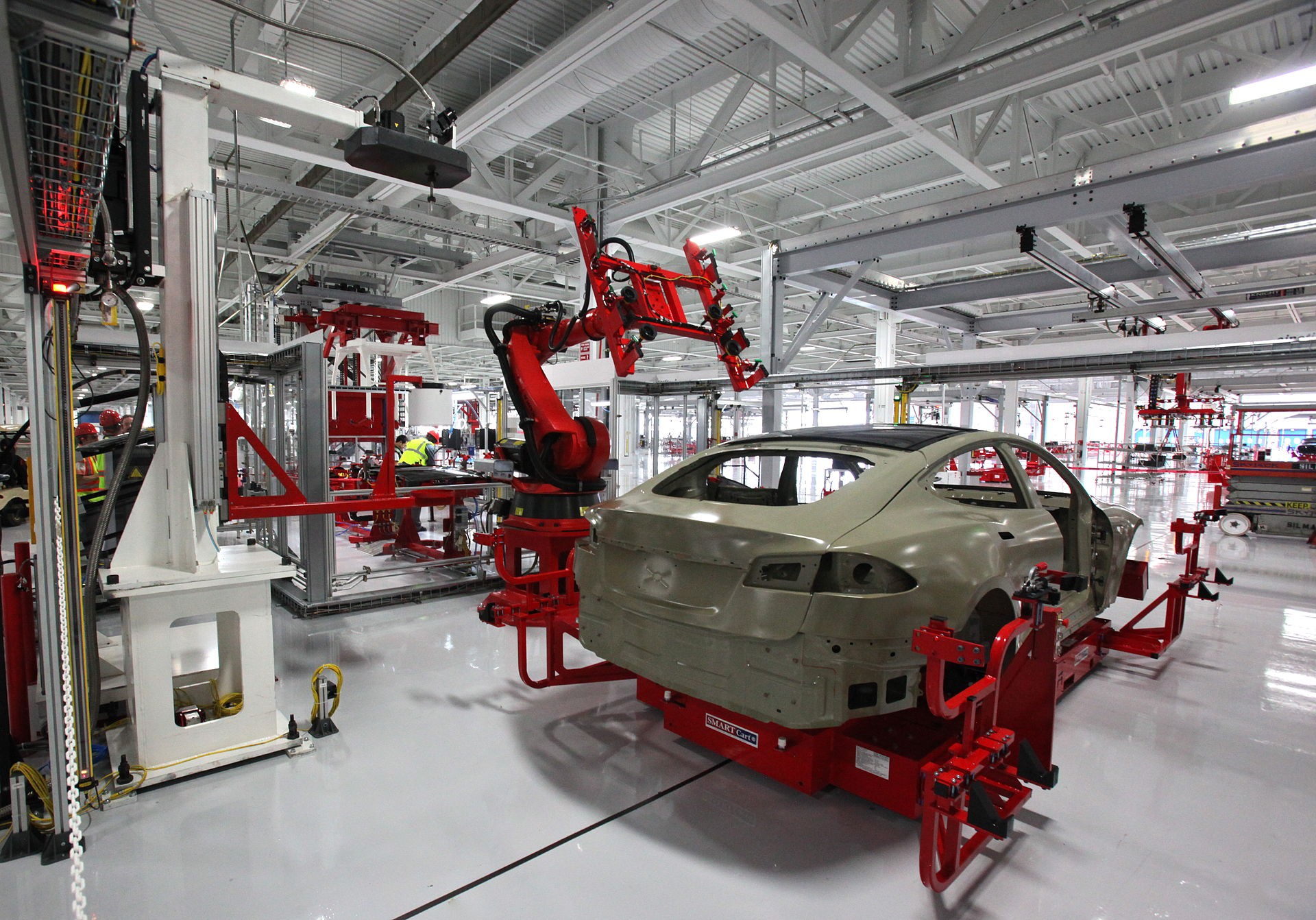 Tesla: Προσλαμβάνει αποφοίτους λυκείου με 140 ευρώ/μέρα
