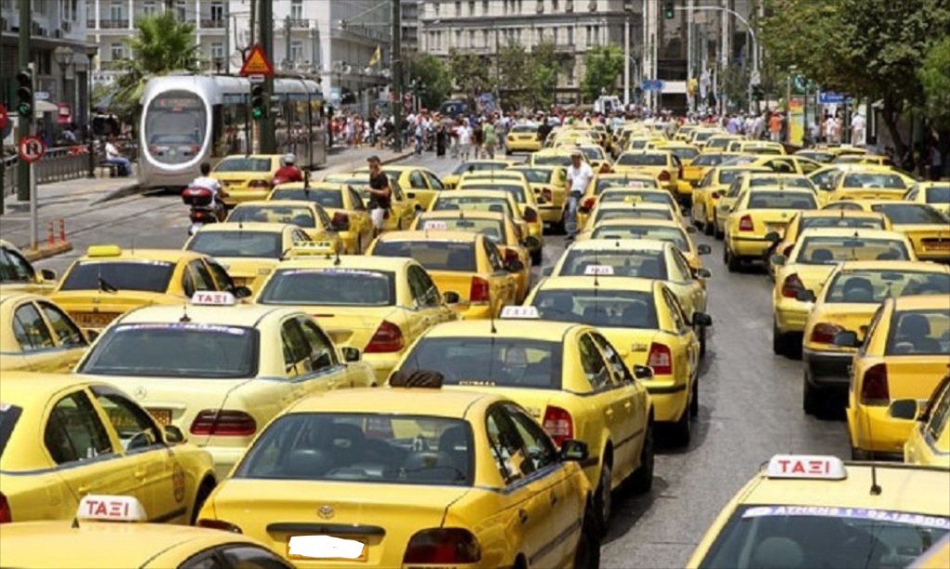 Οδηγοί TAXI: Λιγότεροι φόροι ή Διπλάσια «σημαία»; Τι ζητούν για να μην τα κλειδώσουν