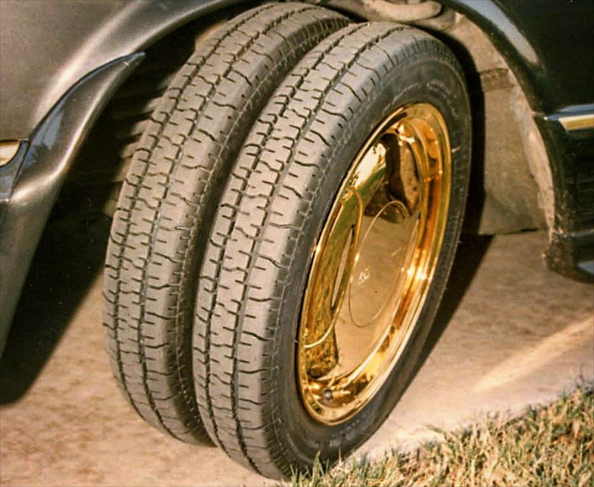 Ποια αυτοκίνητα είχαν δύο λάστιχα σε μια ζάντα; - Δες το video