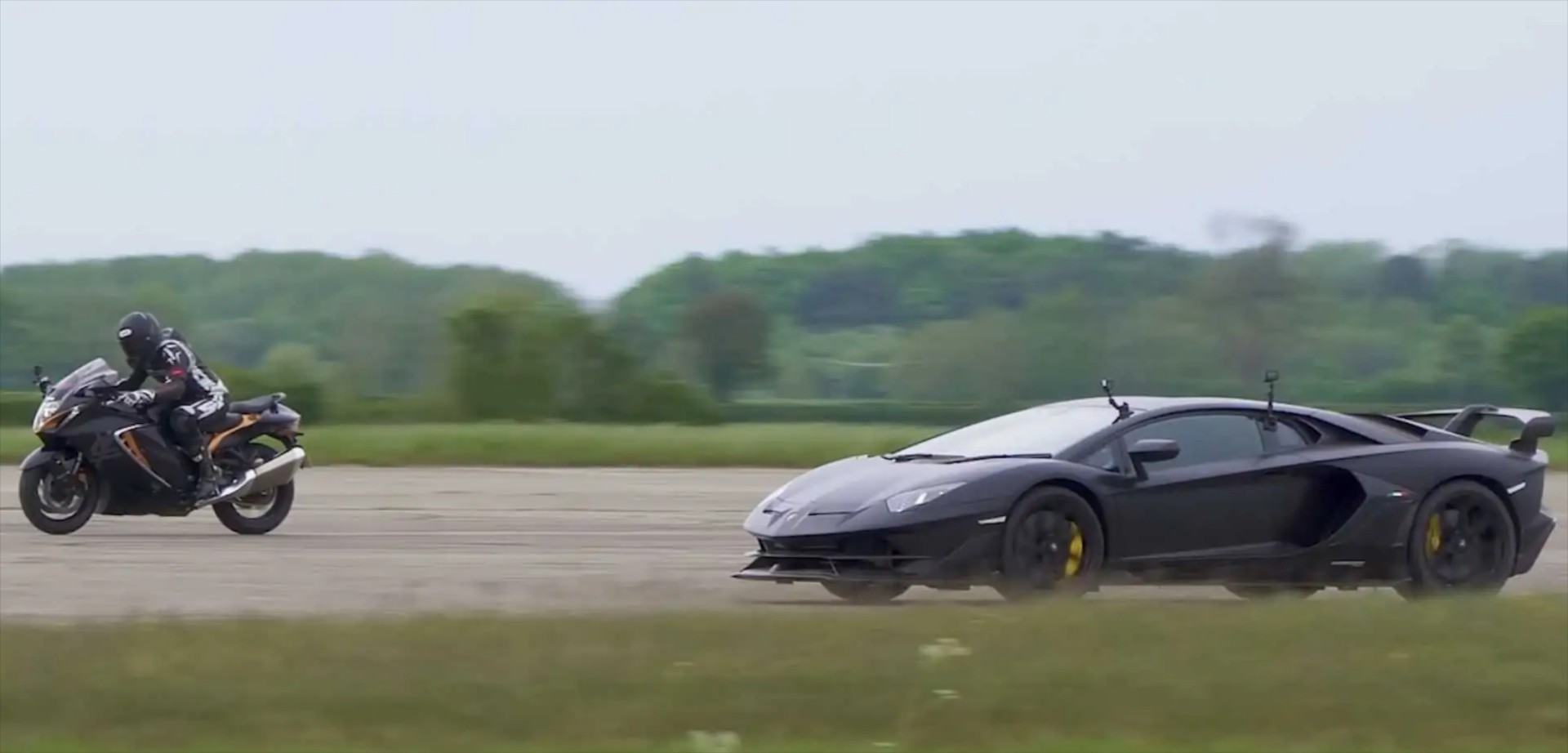 Lamborghini Aventador SVJ τα βάζει με Suzuki Hayabusa: Ποιος θα κερδίσει; [video]