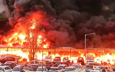 Στάχτη έγιναν 100 ηλεκτρικά οχήματα σε σταθμό φόρτισης – Δείτε το video