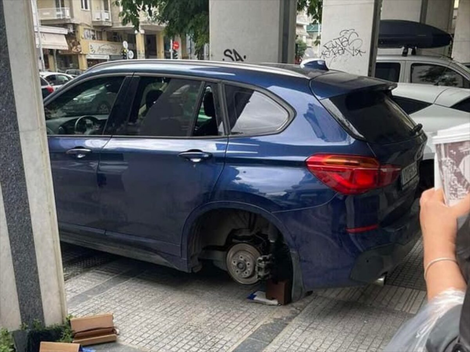 Video: Η στιγμή που κλέβουν τους τροχούς από τη BMW του αντιδημάρχου Θεσσαλονίκης