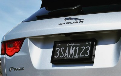 Νέα μόδα: Βάζουν tablet αντί για πινακίδες! [video]