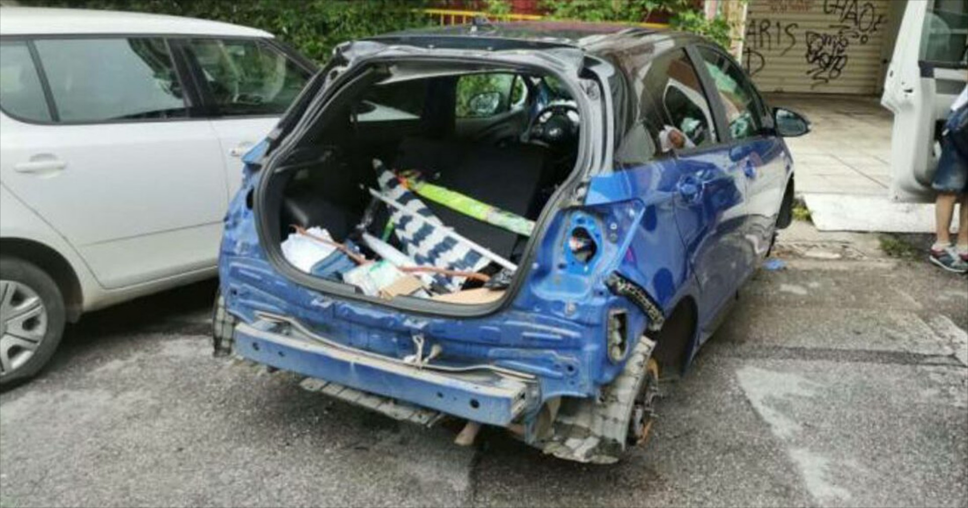 Θεσσαλονίκη: Πάρκαρε το Toyota Yaris και το βρήκε «γυμνό» - Δείτε φωτογραφίες