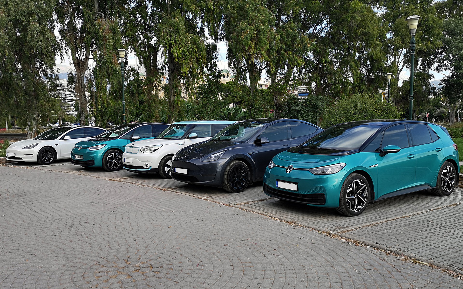 Τι γυρεύουν 5 ηλεκτρικά στην παραλία της Πάτρας;